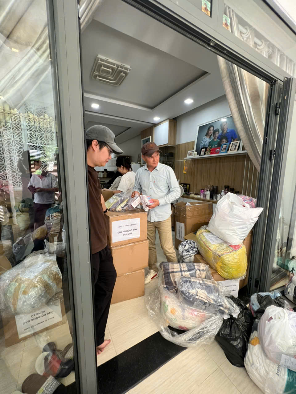 CHUNG TAY HƯỚNG VỀ MIỀN TRUNG – TRAO GỬI YÊU THƯƠNG ĐẾN TẬN TAY BÀ CON
